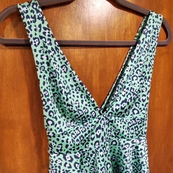 Urban Outfitters Heloise plunging peplum leopard print top. - Picture 5 of 8